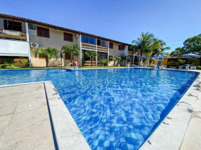 Flat com 1 quarto com ar split, sala e cozinha completa, localizado em condomínio a 100m praia de Taperapuã (Barraca do Gaúcho) , portaria 24hrs, piscina, acomoda até 5 hóspedes.